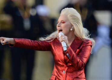 Lady Gaga interpreta el himno en el Super Bowl 50