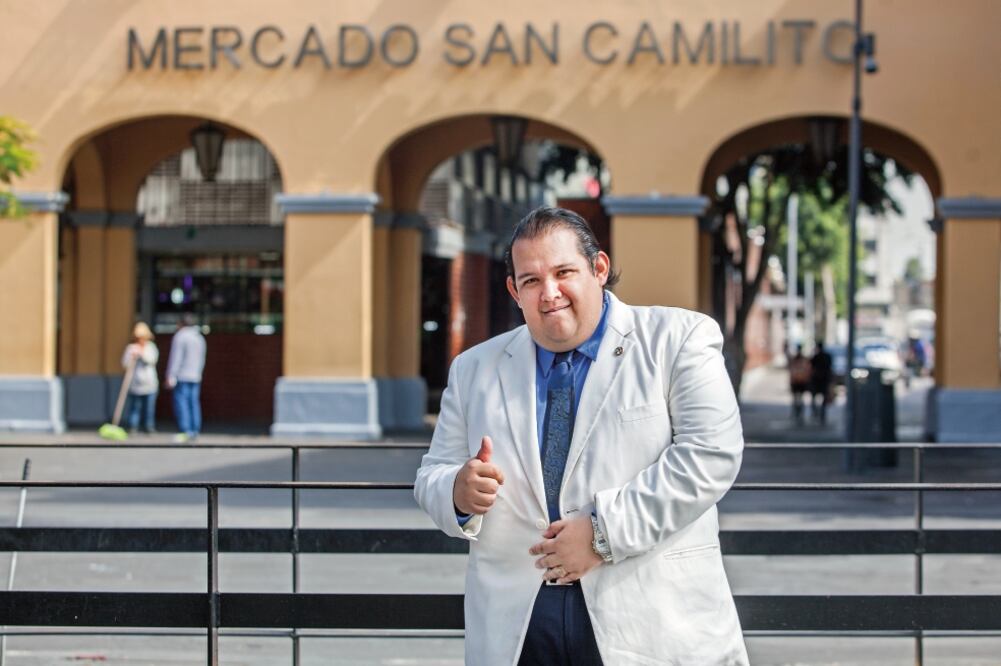 Jesús Francisco Flores Medina considera como un “verdadero milagro” el que su abuela lo haya rescatado con vida del vientre de su madre. (CAMILA MATA. EL UNIVERSAL)