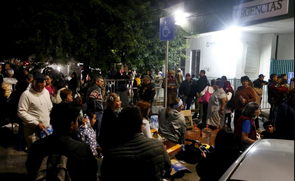 Gente con comida y víveres sigue llegando por la noche del jueves al hospital Dr. Rubén Leñero en la Ciudad de México, el jueves 11 de septiembre de 2025. Foto: Darío Luna / EL UNIVERSAL