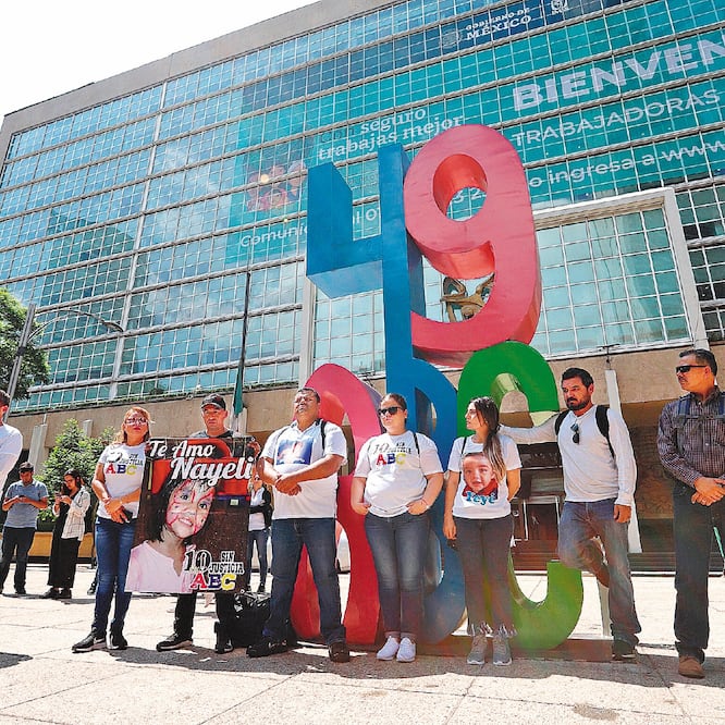 Padres de las víctimas de la Guardería ABC recordaron a sus hijos en el memorial colocado frente a las oficinas de IMSS en la capital del país. BERENICE FEGOSO. EL UNIVERSAL