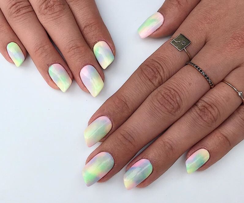 Vuelve con fuerza la forma asimétrica en las uñas       Foto: Instagram