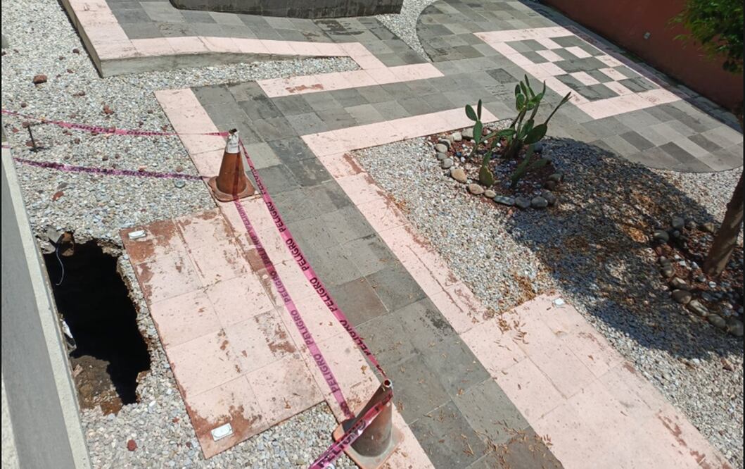 Lluvias atípicas registradas los últimos días en la Ciudad de México provocan socavones y goteras en la Cámara de Diputados, el 14 de agosto de 2025. Foto: Enrique Gómez/EL UNIVERSAL