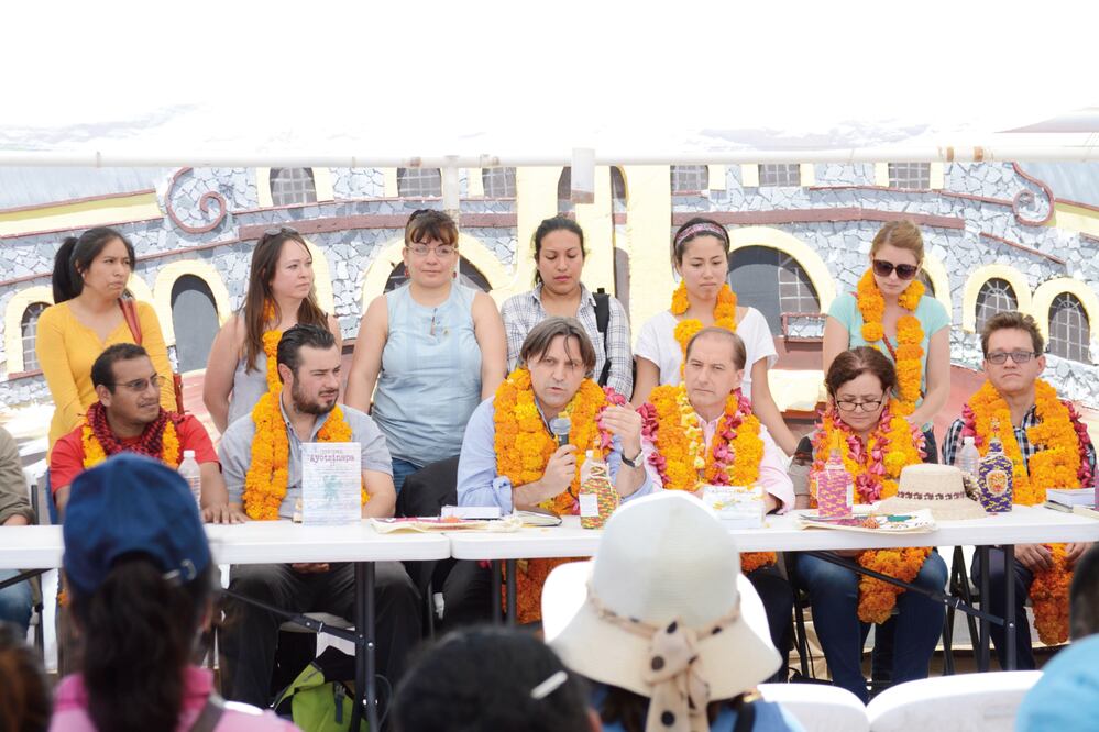 Integrantes del GIEI presentaron su segundo informe en las instalaciones de la Normal de Ayotzinapa, donde se despidieron de los padres (DASSAEV TÉLLEZ. EL UNIVERSAL)