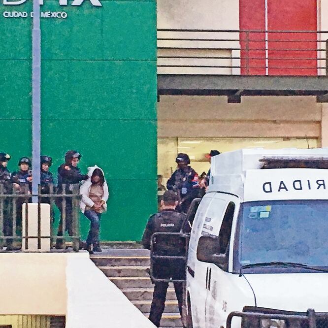 Ana “N”, de 41 años, acudió a la audiencia acompañada por sus propios abogados, no los de la empresa transportista en la que laboraba. Foto: EDUARDO HERNÁNDEZ. EL UNIVERSAL