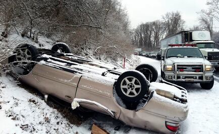 Hombre se detuvo a orinar en la carretera, al volver su auto había desaparecido... cayó 150 metros en una pendiente