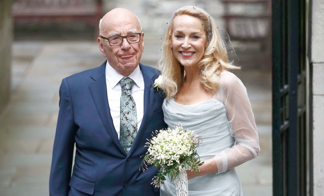 Murdoch llevaba un traje azul oscuro y Hall un vestido de seda azul hielo (PETER NICHOLLS. REUTERS)