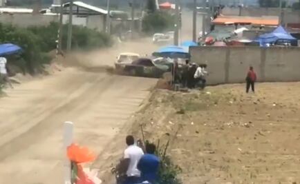 Auto se impacta contra muro durante una carrera en Puebla; hay 2 muertos