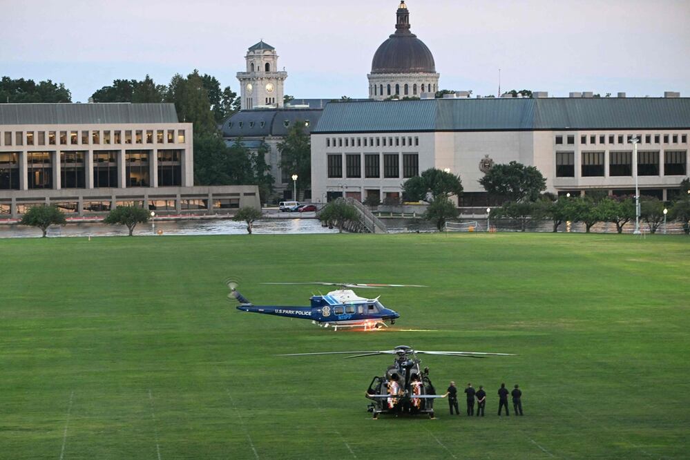 Helicópteros de evacuación médica de la Policía Estatal de Maryland y de la Policía de Parques de EU, en la Academia Naval de EU en Annapolis, Maryland. Foto: AFP