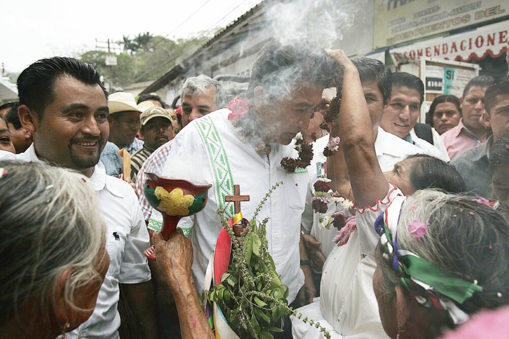 Chamanes de Ixhuatlán de Madero hicieron ayer una limpia a Héctor Yunes Landa, aspirante priísta a la gubernatura (ALEJANDRO ACOSTA. EL UNIVERSAL)