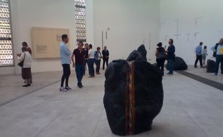 Piedras volcánicas exploran la fragilidad de la memoria en La Tallera