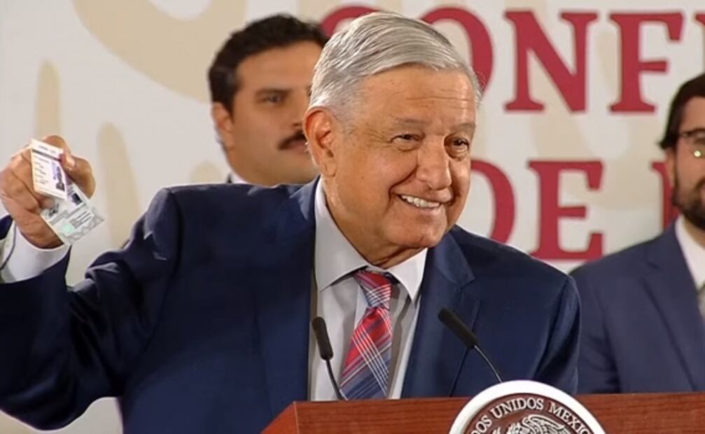 AMLO presume que ya tiene credencial del Inapam 