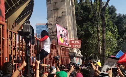 Marcha Antitaurina en la Plaza México termina en caos