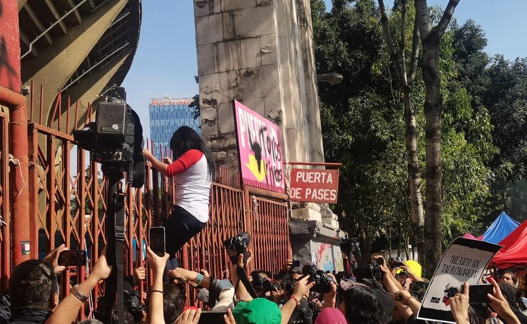 Marcha Antitaurina en la Plaza México termina en caos - Foto: Leobardo Vázquez