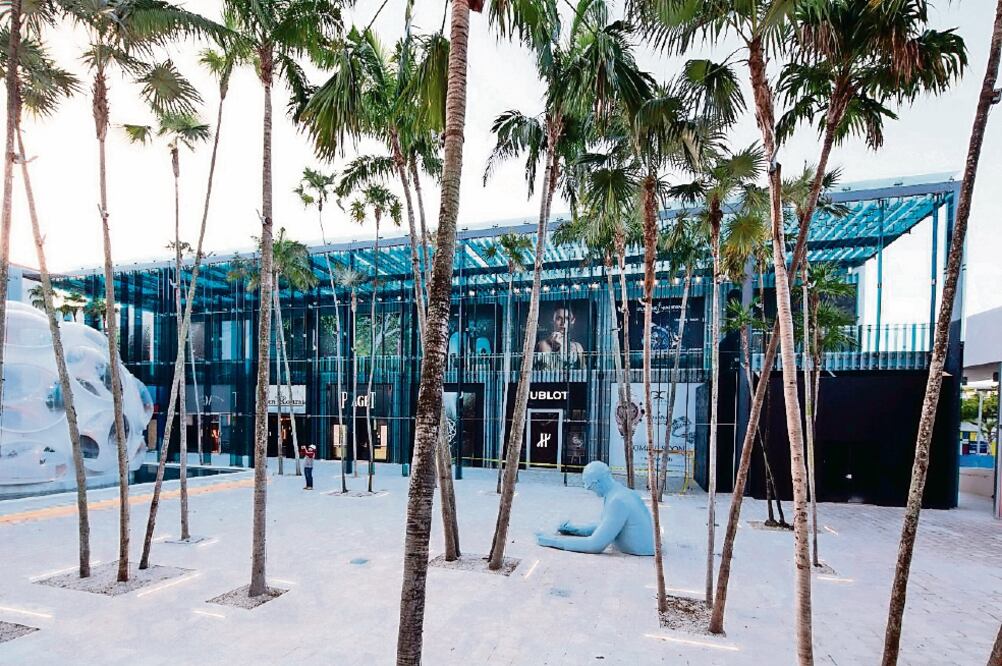 Palm Court, en Miami Design District, acoge 17 boutiques relojeras en una estructura de cristal azul con la firma del arquitecto japonés Sou Fujimoto (CORTESÍA)