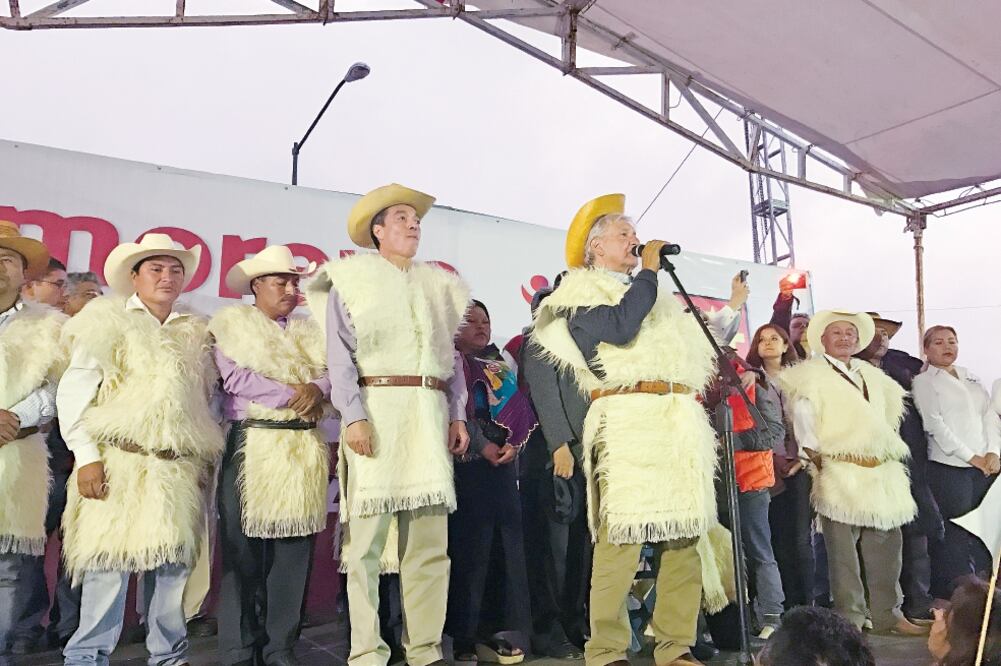 Al precandidato de Morena le fue entregado un chij , propio de autoridades respetables en la comunidad de los tzotziles. (FREDY MARTÍN. EL UNIVERSAL)