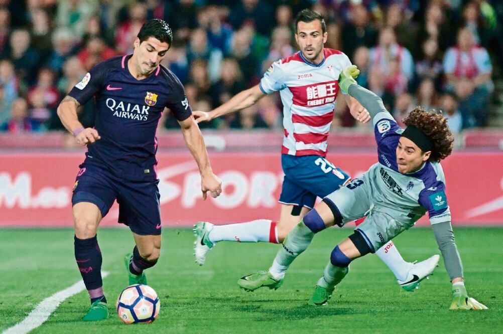 Ochoa, pese a la goleada blaugrana, evitó tremenda vapuleada (JORGE GUERRERO. AFP)