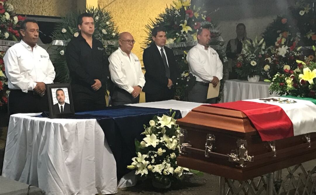 Durante el funeral, el segundo subprocurador de la Procuraduría General de Justicia de Tamaulipas, Enrique Feregrino Taboada dirigió un mensaje por el fallecimiento del comandante. Foto: Especial