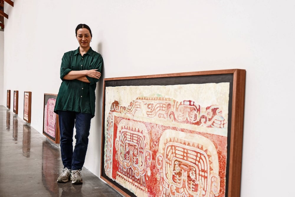 Gala Porras-Kim, en la galería kurimanzutto, donde expone Espacios del futuro replican los del pasado. Foto: GABRIEL PANO/EL UNIVERSAL