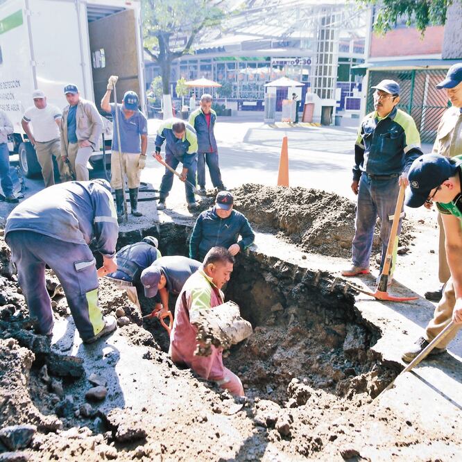 José Pablo y sus compañeros se coordinan para remover el pavimento y excavar el sitio de la afectación hasta descubrir el tubo dañado; la reparación de una fuga grande toma hasta siete horas, detallan. FOTO: HUGO GARCÍA. ELUNIVERSAL