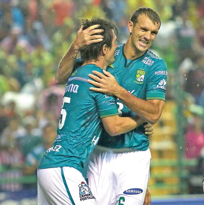 Juan Ignacio González hizo la solitaria anotación que dio el triunfo sobre el Chiverío; lo felicitó Fernando Navarro (ISMAEL ARROYO. IMAGO7)