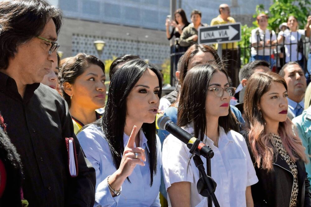 La vicepresidenta de la Asamblea Nacional, Marcela Holguín (centro), ayer afuera de la Asamblea Nacional, en Quito.