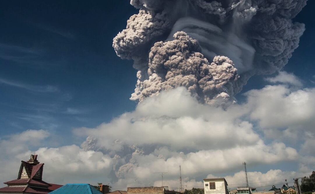 El volcán, uno de los tres que está en erupción en Indonesia, pasó siglos dormido hasta que explotó en 2010 (Foto: AFP)