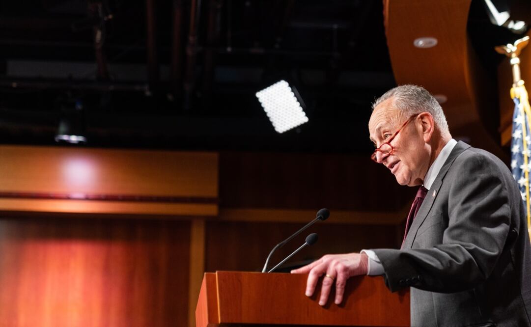 El líder de la mayoría del Senado, Chuck Schumer, habla durante una conferencia de prensa. Foto: EFE 