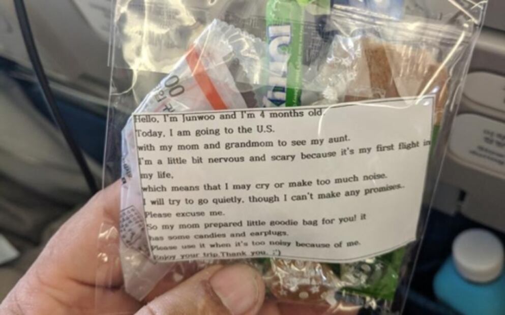 Pasajera con bebé de cuatro meses regala bolsitas con tapones para los oídos durante un vuelo