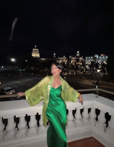 Ángela Aguilar luce camisa con print de caballos que vas a amar