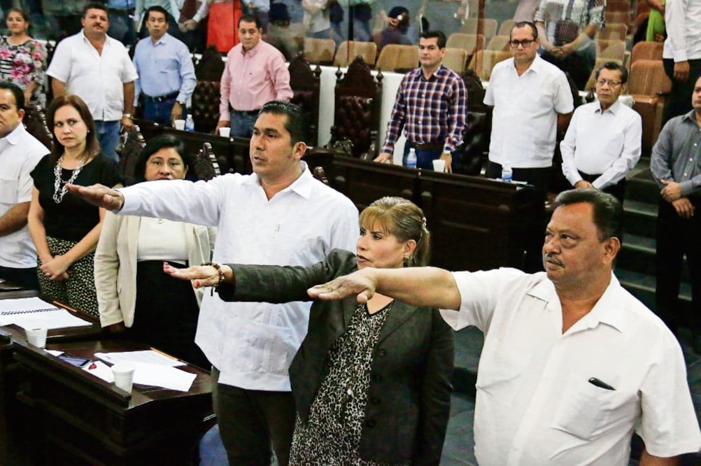 Los legisladores avalaron el dictamen de la Comisión de Gobernación y Puntos Constitucionales, por el que nombraron a Ramiro López como presidente concejal; Julio César Contreras, segundo concejal, y Rosa María Arias, tercer concejal. (LUMA LÓPEZ. EL UNI)