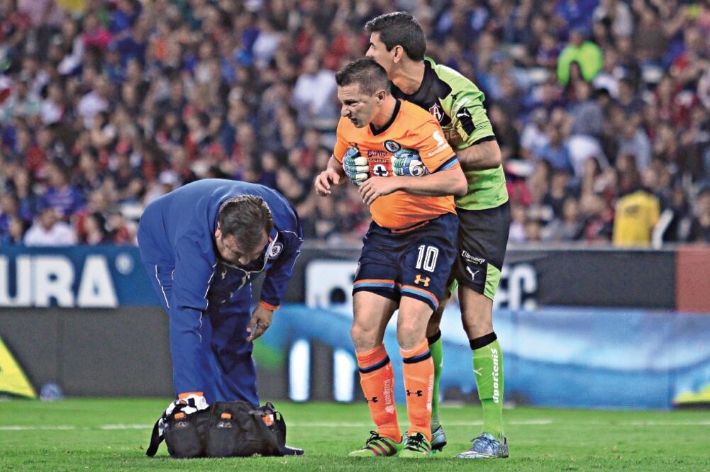 Christian Giménez recibió un codazo accidental en el rostro del delantero del Atlas Jefferson Duque. (Foto: SANDRA BAUTISTA. IMAGO7)