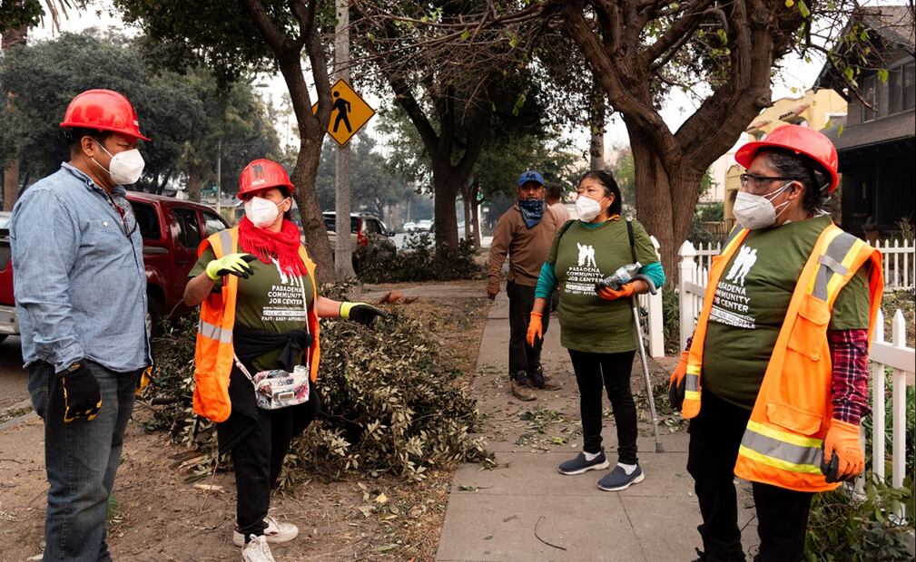 Migrantes se unieron voluntariamente en varias brigadas para remover árboles caídos y escombros en las zonas afectadas por los fuertes vientos y los mortales incendios en Los Ángeles. Foto: EFE