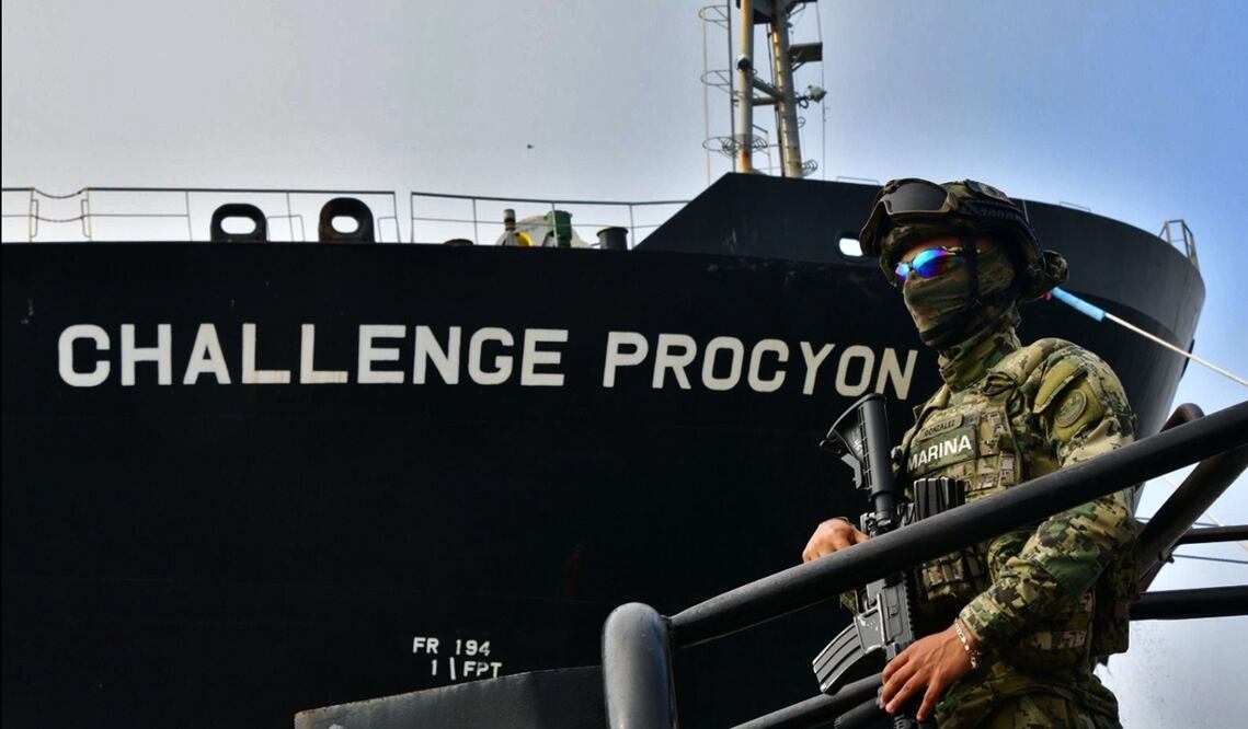 Autoridades federales aseguraron en el puerto de Tampico, Tamaulipas, 10 millones de litros de diesel, armas, vehículos y un buque en un operativo, el 31 de marzo de 2025. Foto: especial