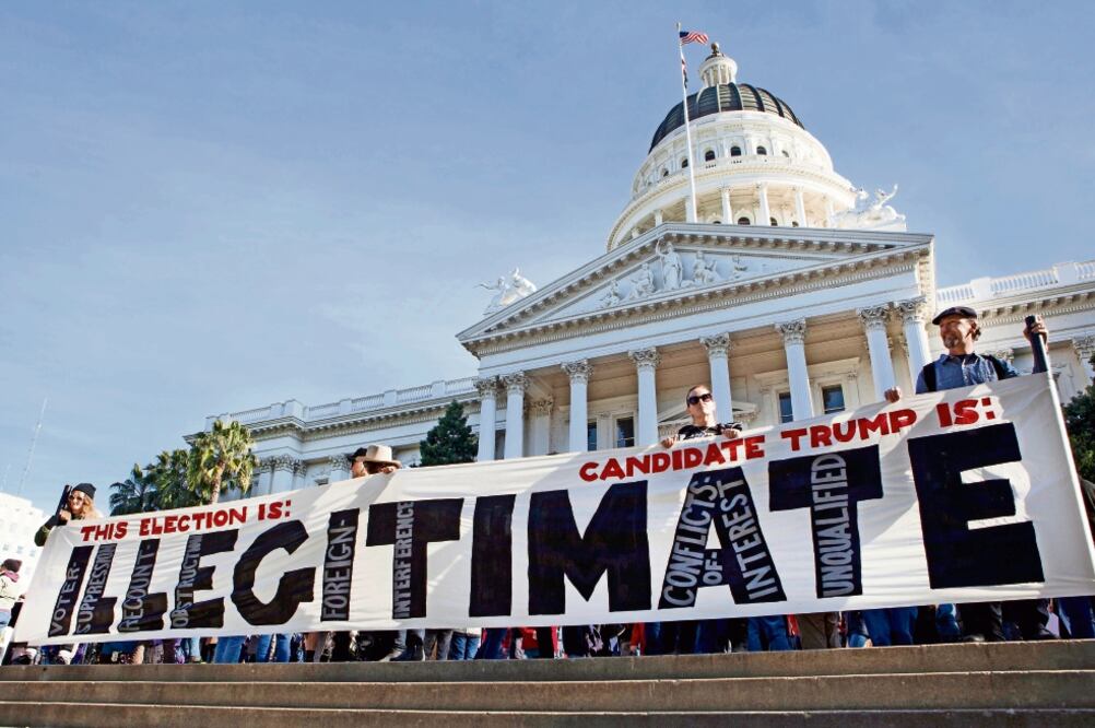 Manifestantes antiTrump realizaron ayer una protesta en Sacramento, ante los miembros del Colegio Electoral de California. Protestas similares se llevaron a cabo en varios estados del país (STEVE YEATER. AP)