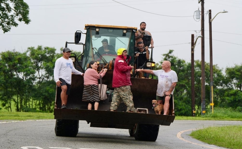 Varias personas son evacuadas de Haleiwa, Hawái, en una topadora, el 20 de marzo de 2026, debido a las inundaciones provocadas por las fuertes lluvias. Foto: AP