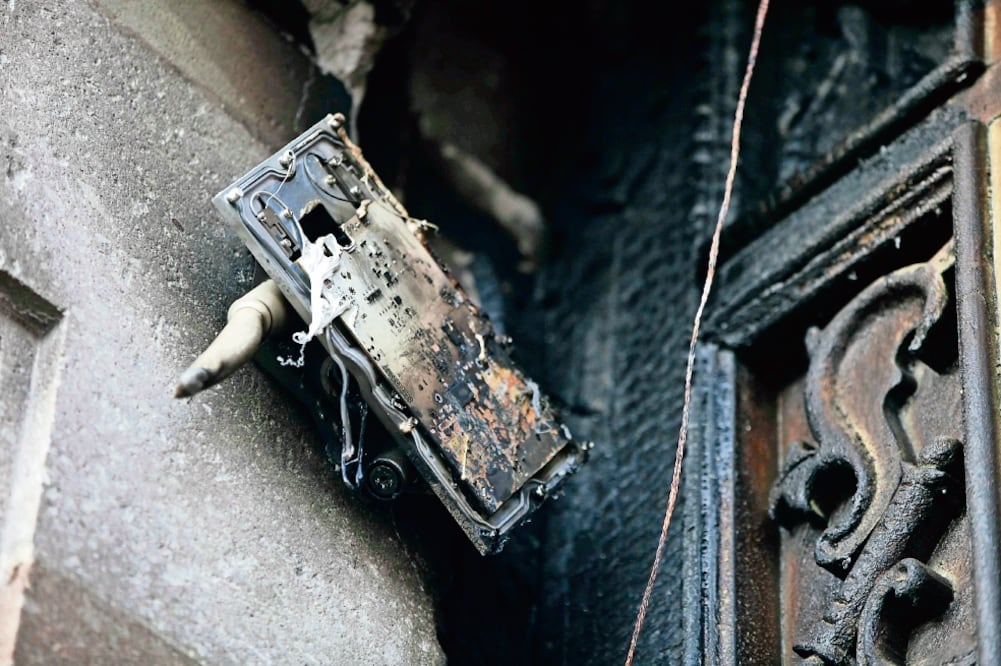 Desconocidos lanzaron una bomba molotov a la puerta de madera del Congreso en Zacatecas, réplica de la original destruida en una explosión en 1914 (JUAN CARLOS REYES EL UNIVERSAL)