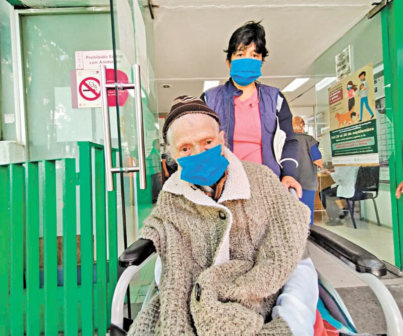 Debido a su edad, Anita, de 62 años, y su mamá, Santa Ana, de 100, no hicieron fila para ponerse la vacuna. “Traigo a mi mami porque la amo, porque es nuestra forma de cuidarla”, dijo la mujer. FOTOS: ESPECIAL