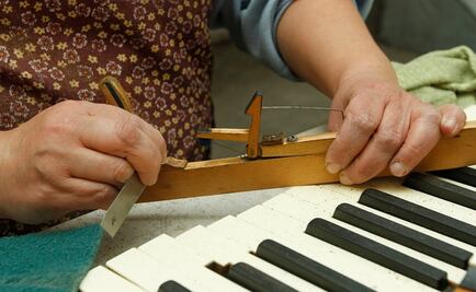 Afinador y restaurador de pianos, un oficio que se extingue