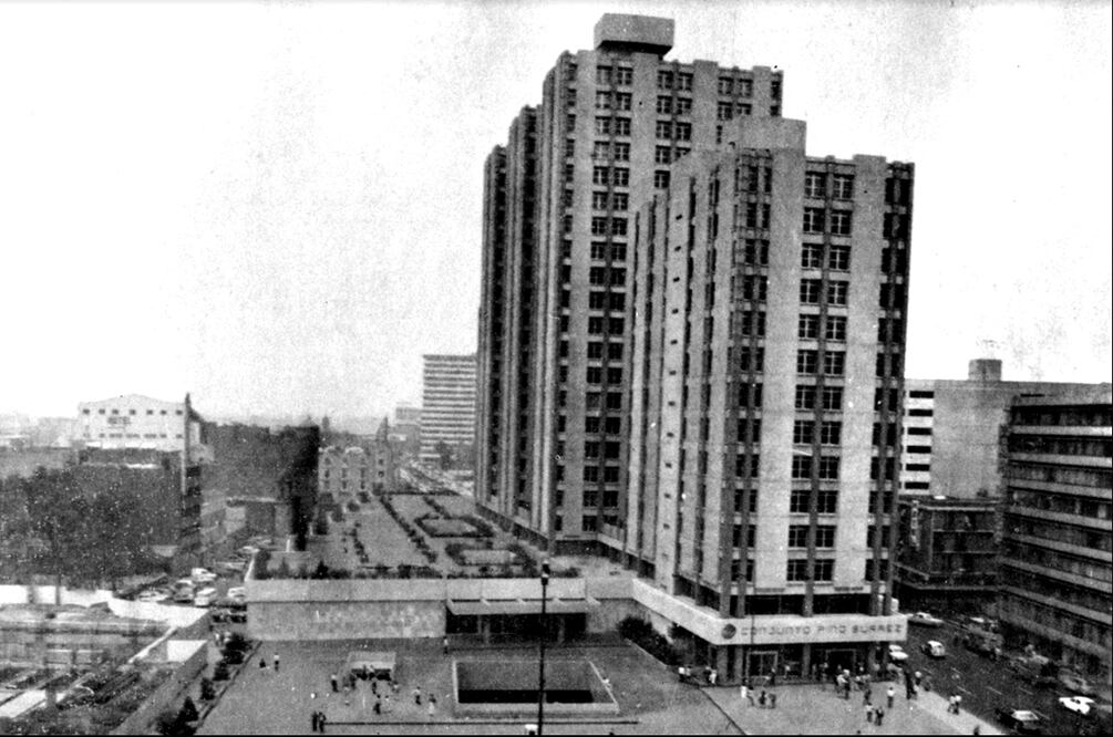 Las torres del Conjunto Pino Suárez poco después de su construcción a inicios de los años setenta. La toma es de norte a sur; del lado derecho está la avenida Pino Suárez, y el cuadrado en la parte inferior es donde se encuentra el adoratorio prehispánico de Ehécatl. Uno de los edificios colapsó y los otros resultaron seriamente afectados por los sismos de 1985. Imagen: "Memoria del Metro de la Ciudad de México".
