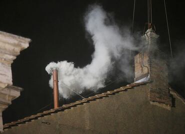 Humo blanco, humo negro: ¿de qué color es la fumata que indica que hay un nuevo Papa?