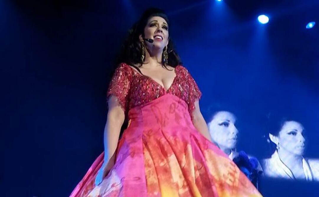 "Les he estado compartiendo estas historias románticas llenas de pasión y he descubierto mi vocación: soy terapeuta", expresó la actriz y cantante. FOTO: Tomada de Facebook/Regina Orozco.