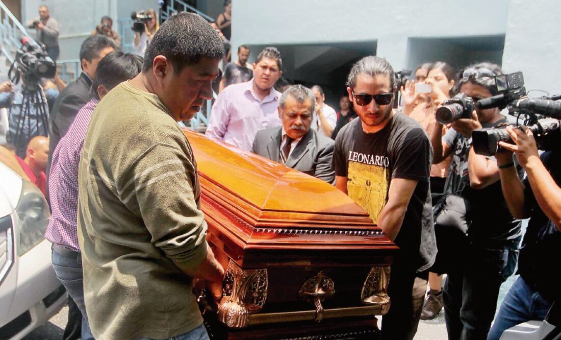 Alrededor de las 13:30 horas, el cortejo fúnebre de Rubén Espinosa salió con dirección al Panteón Dolores, muchos de sus amigos de Veracruz vinieron a despedirlo y a acompañar a su familia (FERNANDO RAMÍREZ. EL UNIVERSAL)