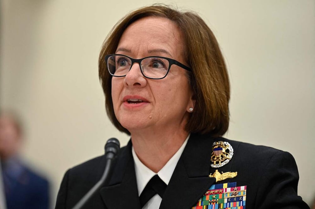 La vicejefa de operaciones navales, la almirante Lisa Franchetti, testifica ante el Comité de Servicios Armados de la Cámara de Representantes sobre la preparación para la solicitud de presupuesto del año fiscal 2024 de la Marina en Washington, DC, el 19 de abril de 2023. Foto: AFP
