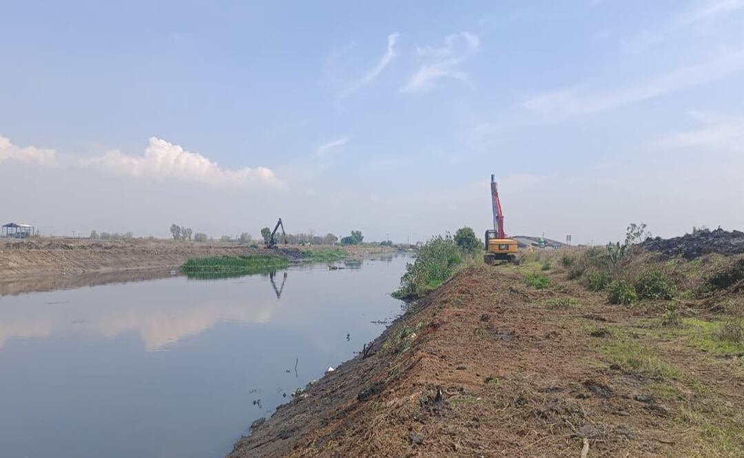 Retiran más de 11 toneladas de basura y lodo del Río de La Compañía en Edomex para evitar desbordes. Foto: Especial