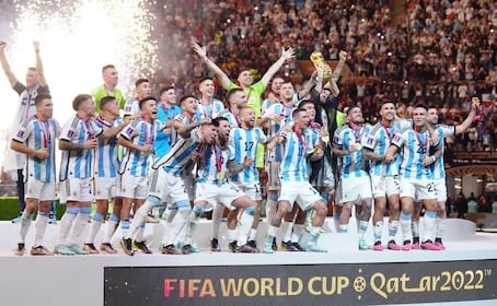 ¿Hace cuánto no hay un bicampeón del mundo? Argentina va por la historia