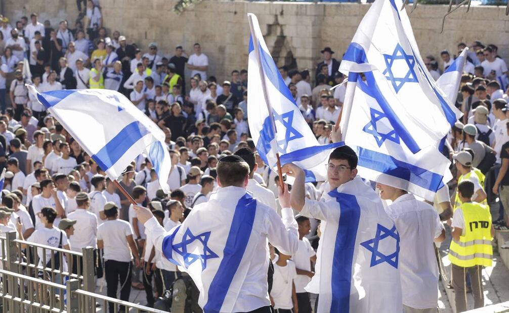Decenas de personas participan en la Marcha de las Banderas este miércoles, en Jerusalén. Foto: EFE