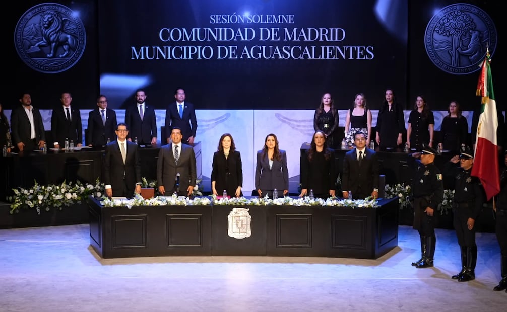 Isabel Díaz Ayuso recibe Medalla al Mérito Cívico y Llaves de Aguascalientes; Morenistas protestan contra condecoración.
Foto: Especial.