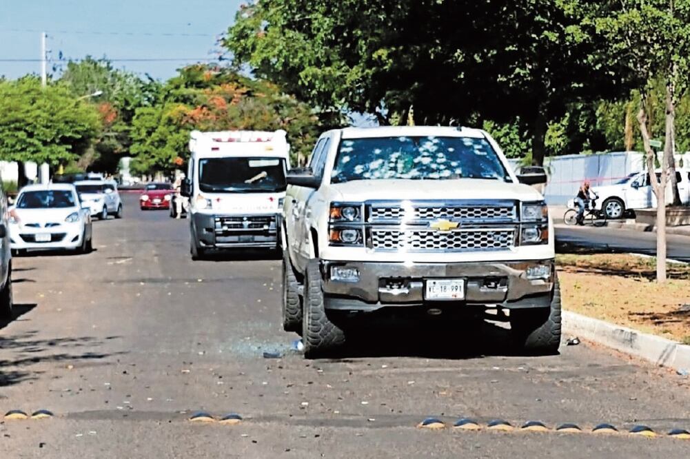 La camioneta de Luis Mendoza fue perseguida por dos vehículos cuando el cantante acababa de salir de la funeraria. Foto/ESPECIAL