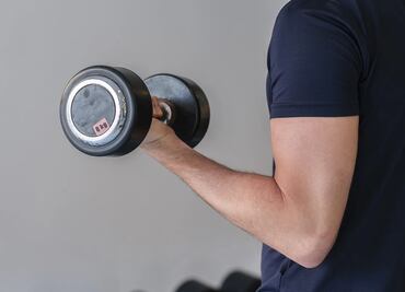 El mejor ejercicio para aumentar los bíceps sin necesidad de mancuernas