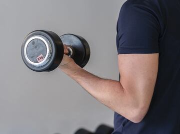 El mejor ejercicio para aumentar los bíceps sin necesidad de mancuernas